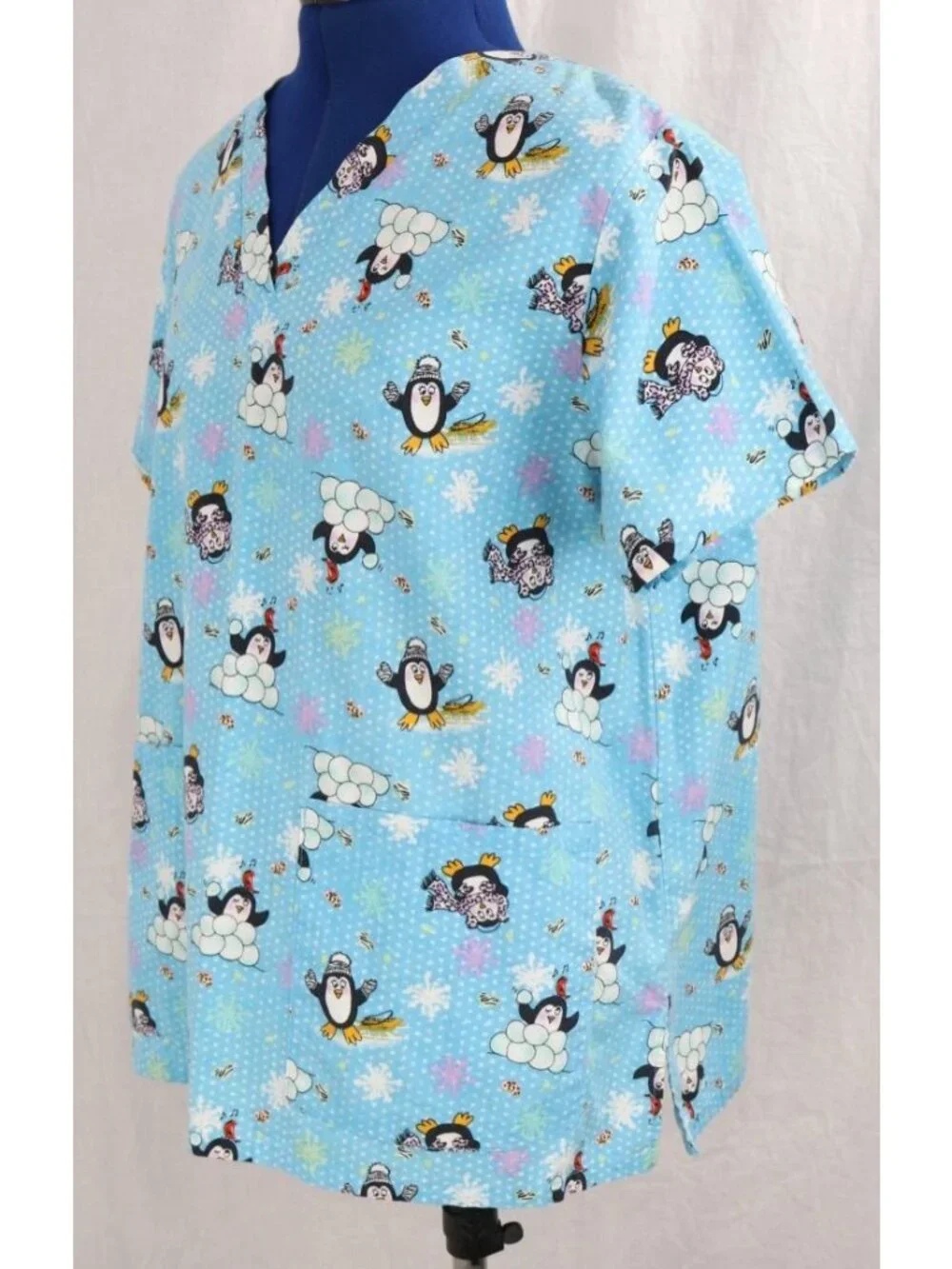 Scrub Top Womens M Blue Medical Uniform Penguin Snow Winter Utility Holiday VTG - Picture 2 of 9